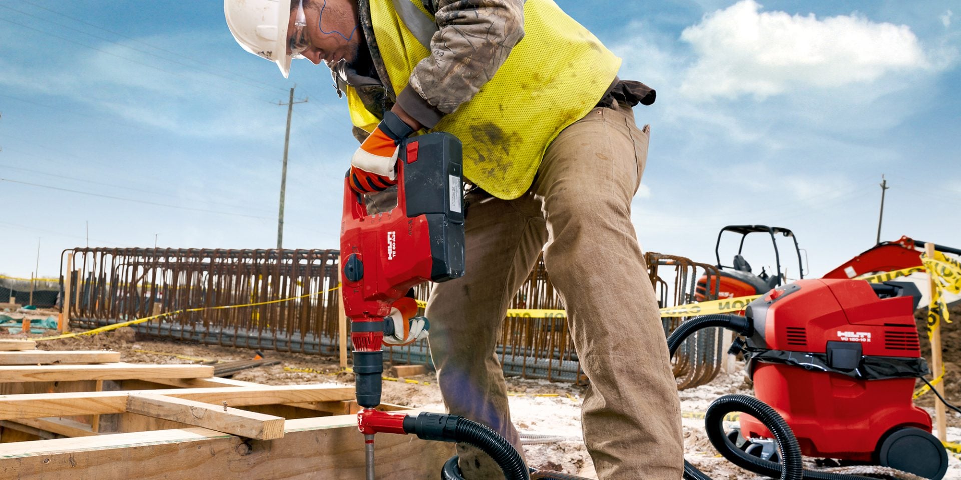 TE 60-A36 Cordless Combihammers, being used virtually dust-free with a TE-YD hollow drill bit